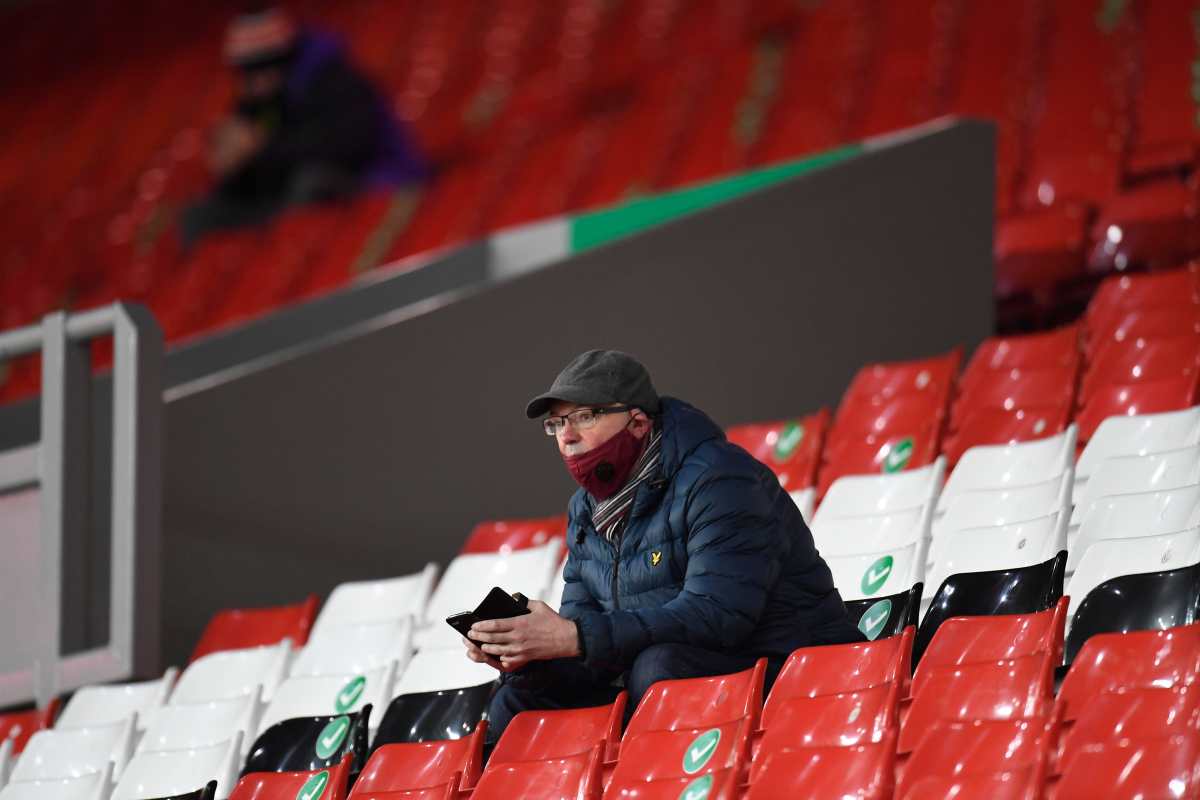 Aficionados regresan a los estadios de la Premier League, pero con medidas de distanciamiento