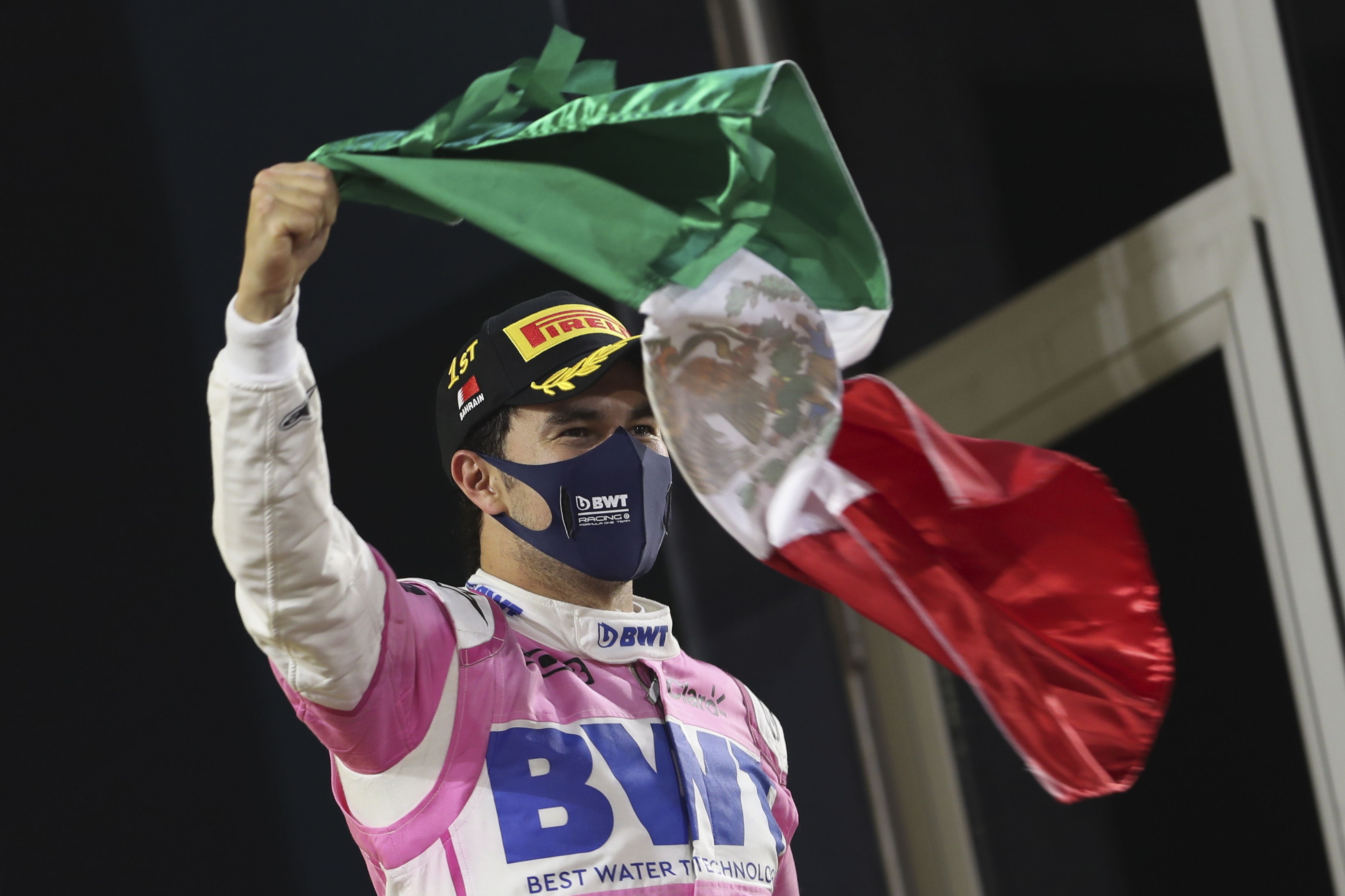 El corredor mexicano Sergio Pérez ganó por primera vez una carrera en la Fórmula 1 y lo hizo en el Gran Premio de Sahkir. (Foto Prensa Libre: EFE)