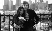 ACOMPAÑA CRÓNICA EE.UU. JOHN LENNON/ USA5970. NUEVA YORK (NY, EEUU), 07/12/2020.- Fotograma de archivo cedido por el Servicio Público de Radiofusión (PBS) donde aparecen John Lennon y Yoko Ono posando en Nueva York, durante una escena del documental Lennon NYC de la serie American Masters transmitida el 9 de octubre de 2020. En 1971, John Lennon se mudó a Nueva York para tratar de dejar atrás una vida en la que era el constante centro de atención y en la que la prensa observaba cada uno de sus movimientos. Sus nueve años de residencia en la metrópolis, donde formó una familia y dio rienda suelta a su creatividad, le llevaron a enamorarse de una ciudad que sin embargo le vio morir asesinado hace 40 años. EFE/PBS /SOLO USO EDITORIAL /NO VENTAS /CRÉDITO OBLIGATORIO