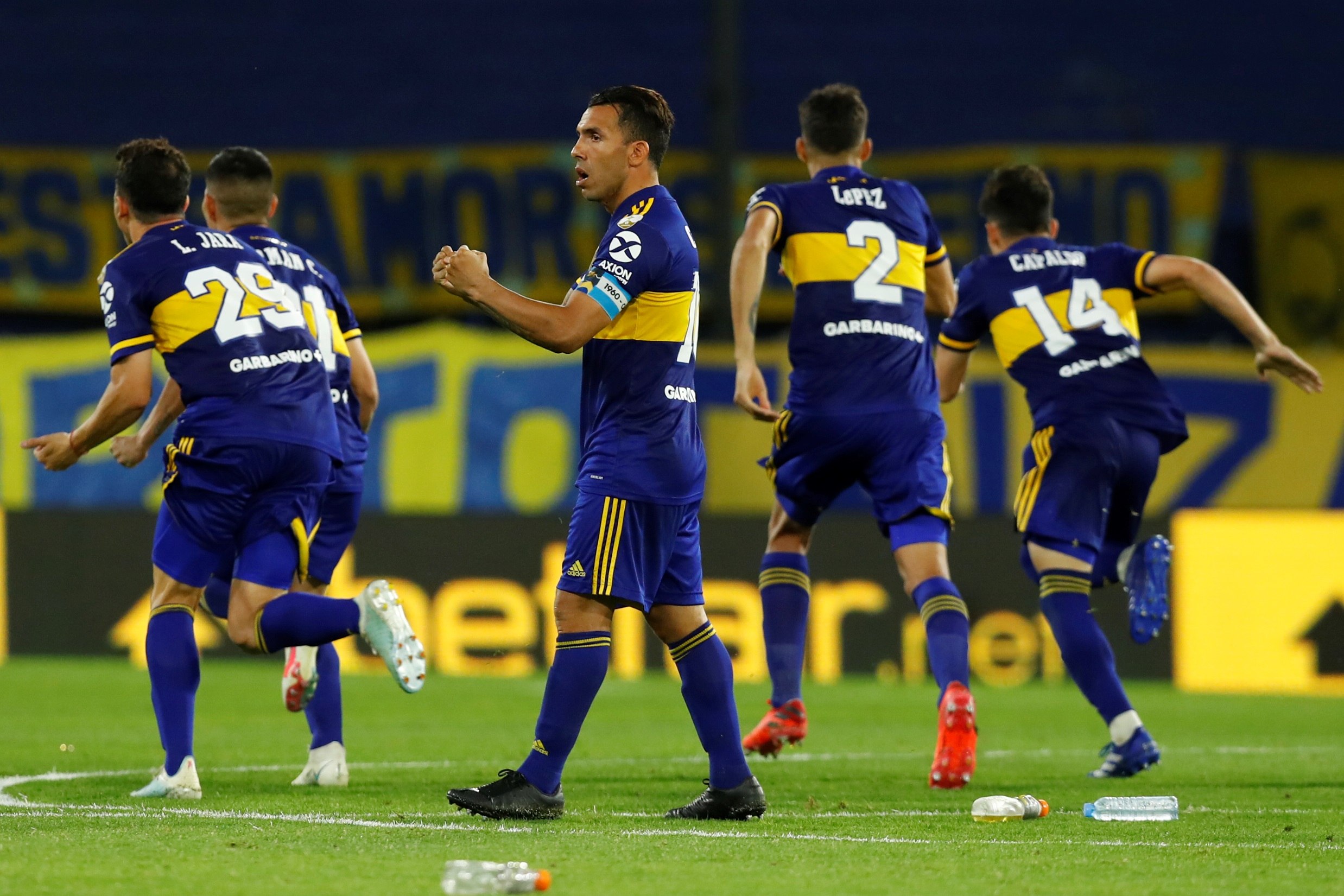 Carlos Tévez de Boca celebra al ganar la serie de penaltis. Foto Prensa Libre: EFE.