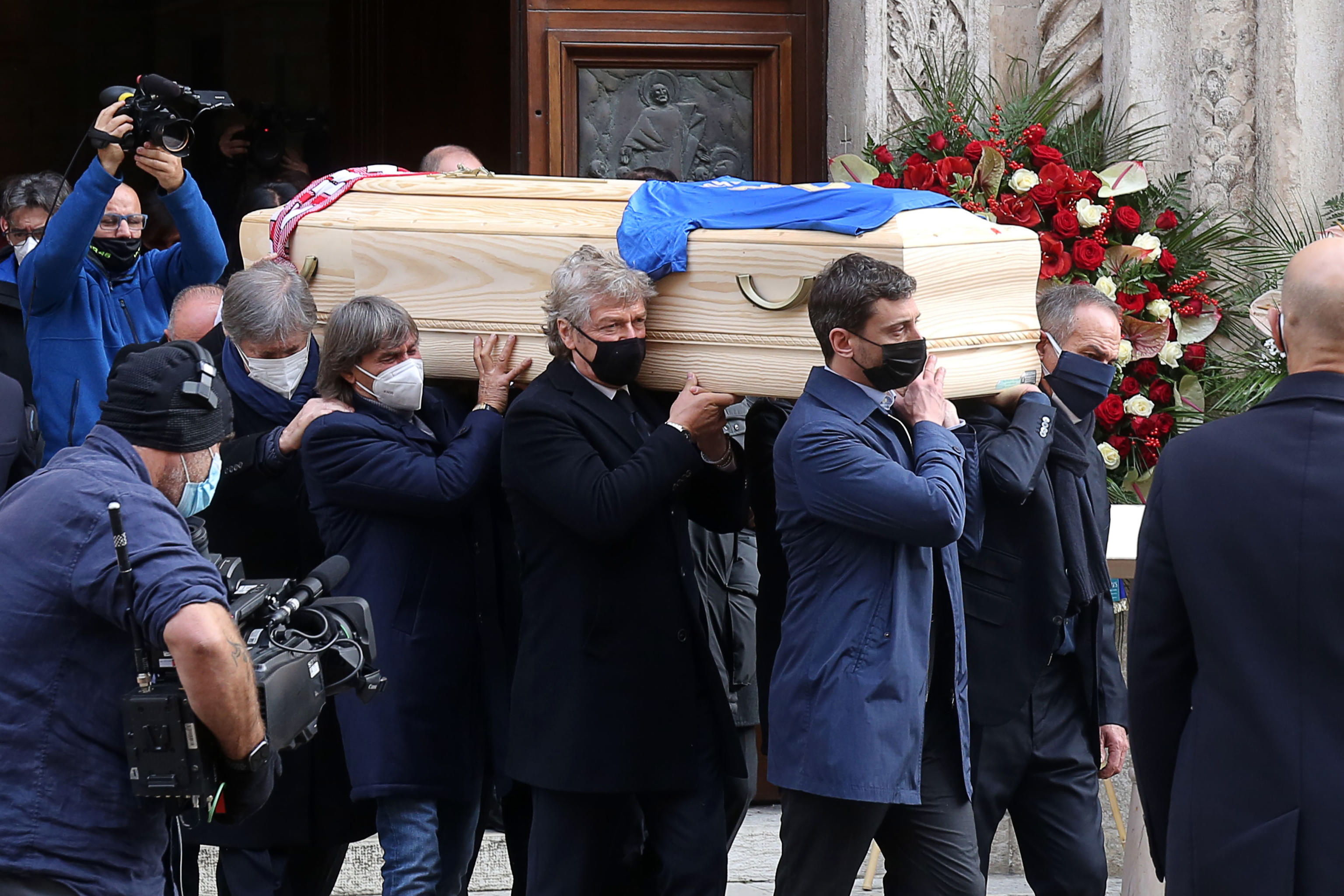 Cientos de personas, incluyendo a varios futbolistas y exfutbolistas italianos acompañaron al féretro de Paolo Rossi durante su funeral. (Foto Prensa Libre: AFP)