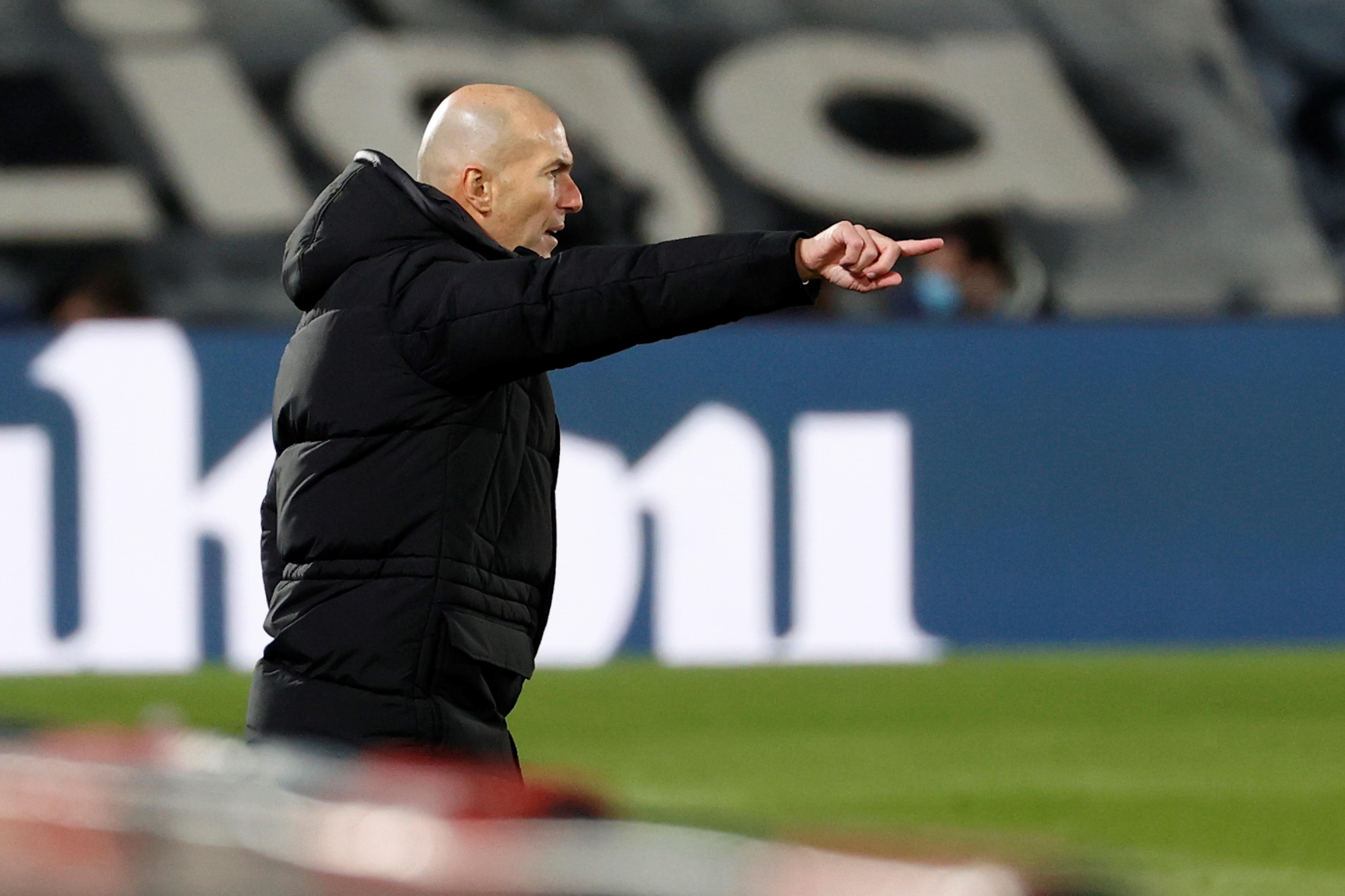 El entrenador francés del Real Madrid, Zinedine Zidane ha pedido enfocarse en La Liga porque la Champions será en febrero. Dijo que le guarda respeto al Atalanta. Foto Prensa Libre: EFE.