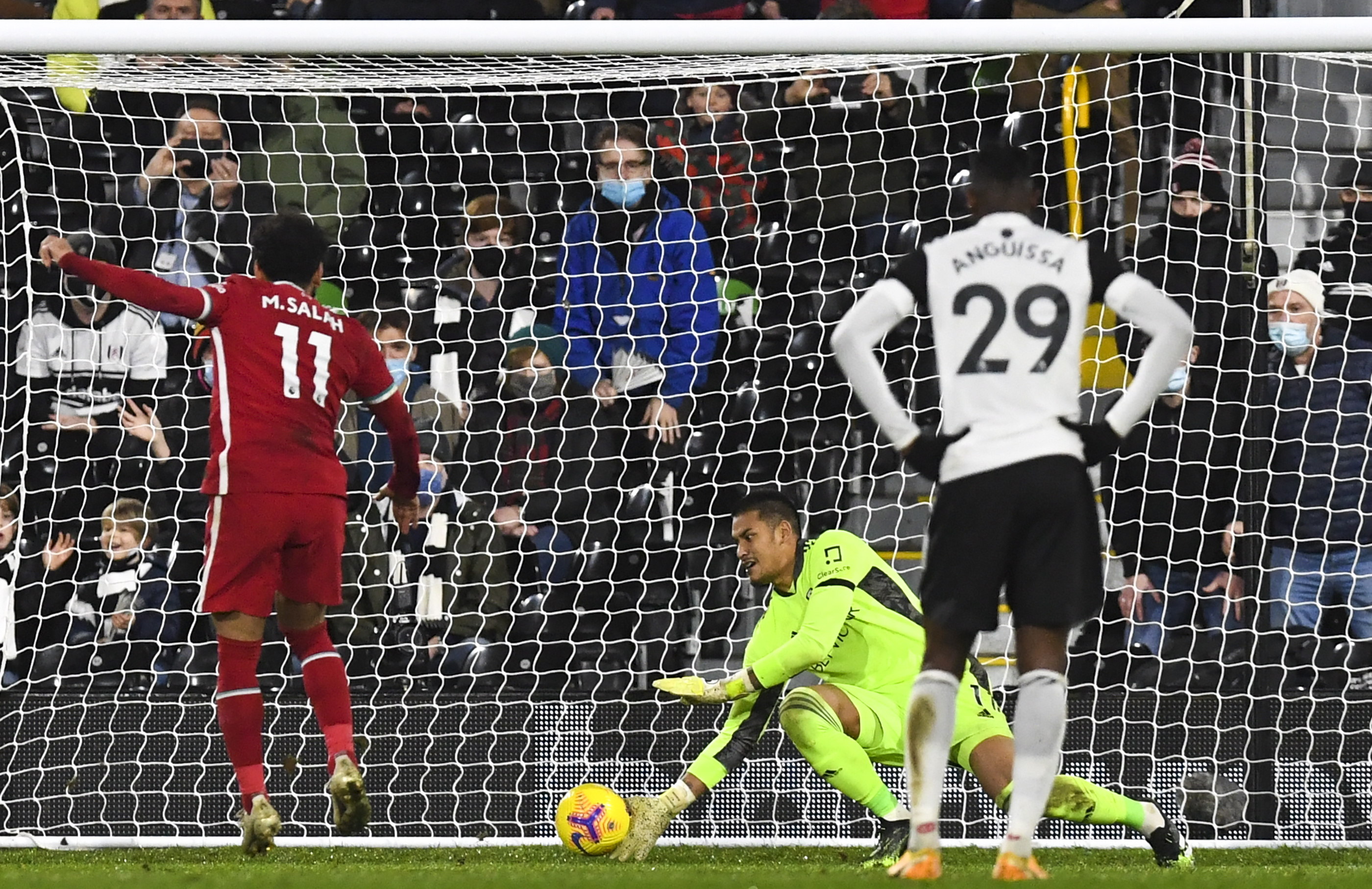 El Liverpool empató ante el Fullham y perdió la oportunidad de tomar el liderato de la Premier League, luego que el Tottenham, actual líder, también empatara. (Foto Prensa Libre: EFE)