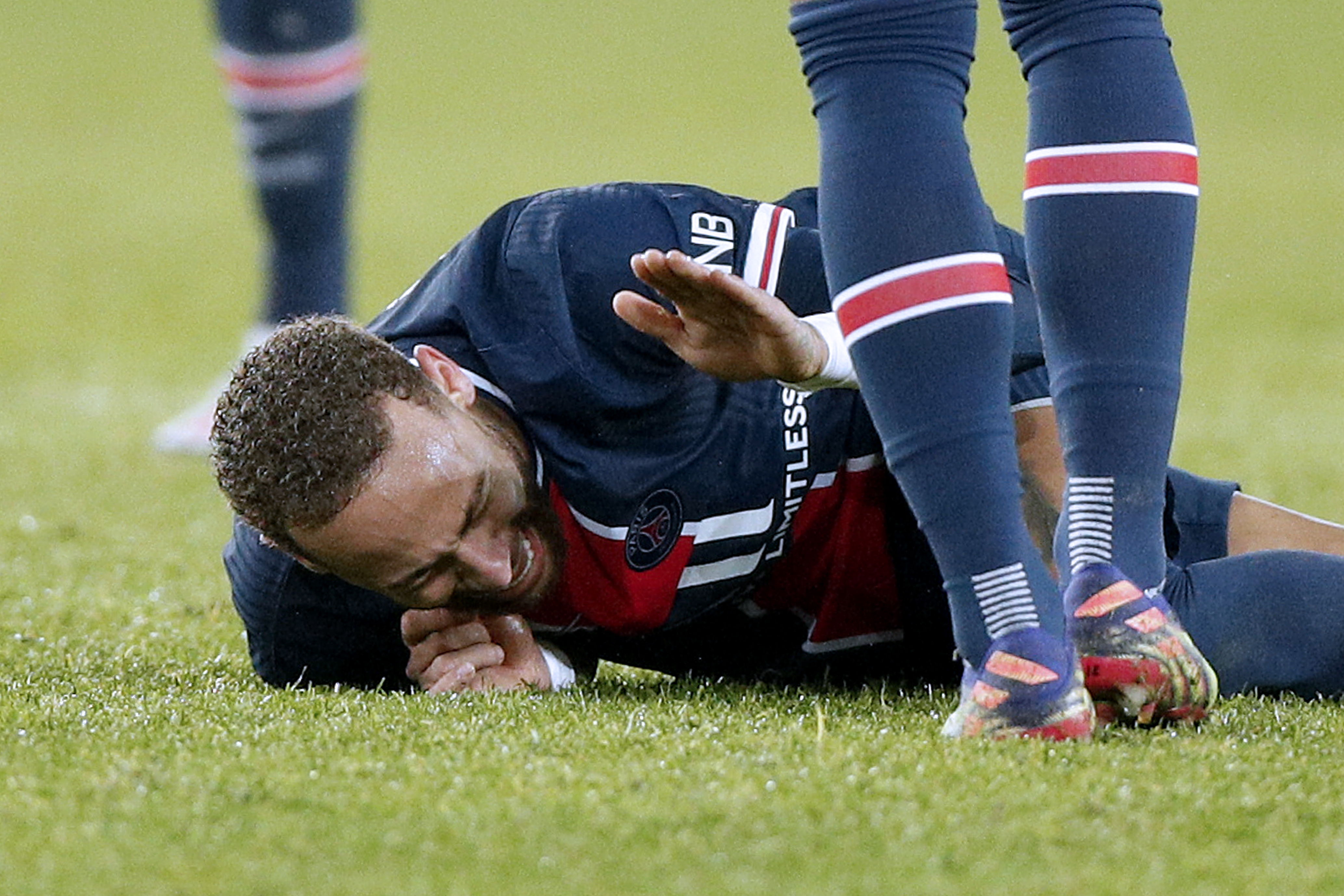 Todavía se espera el parte médico sobre la situación del tobillo de Neymar luego que este sufriera una entrada que lo obligó a salir en camilla en el juego entre el PSG y el Lyon. (Foto Prensa Libre: EFE)