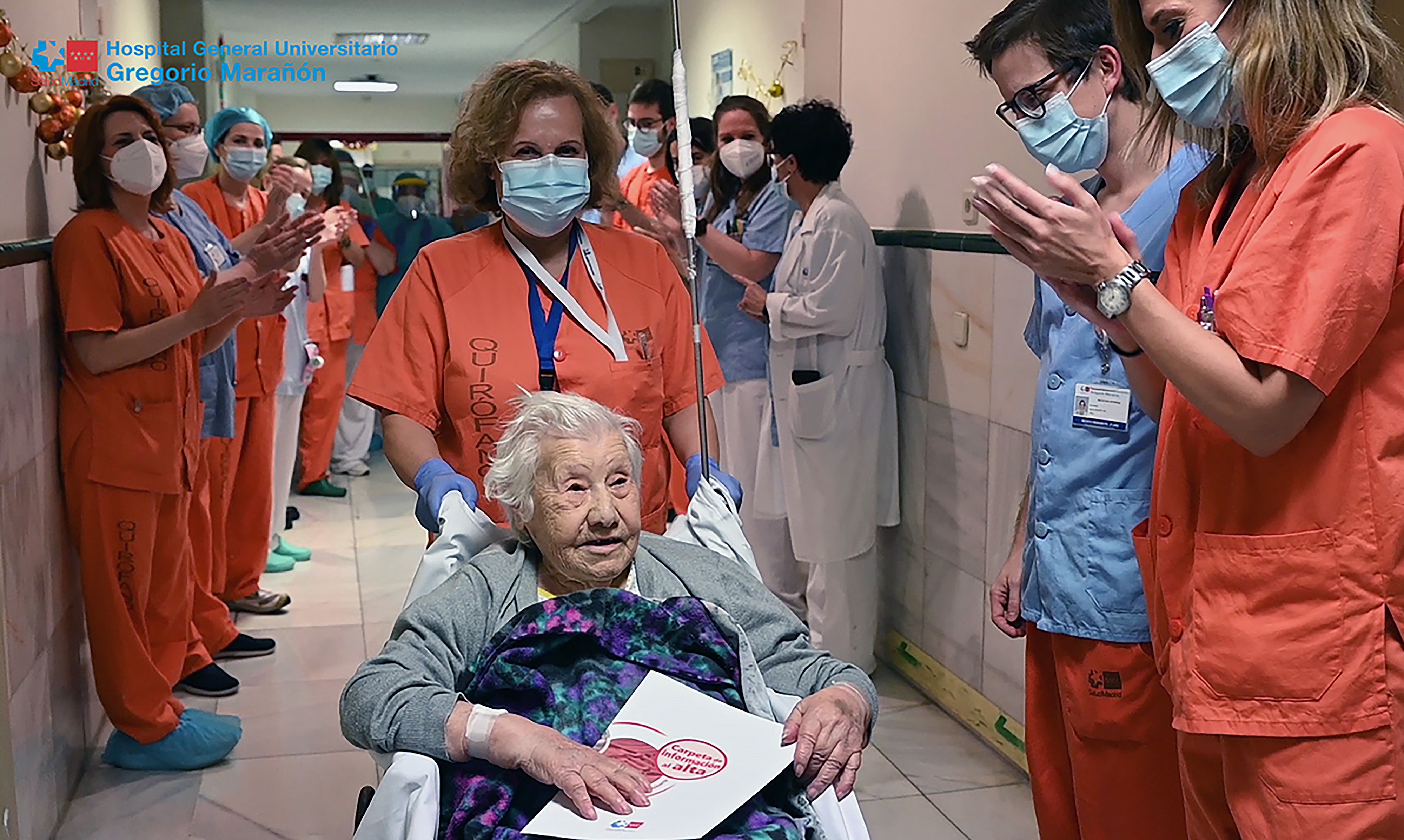 Fotografía cedida por el Hospital Gregorio Maranon que muestra a Elena, en silla de ruedas, una mujer de 104 años que venció el coronavirus en España. (Foto Prensa Libre: EFE)