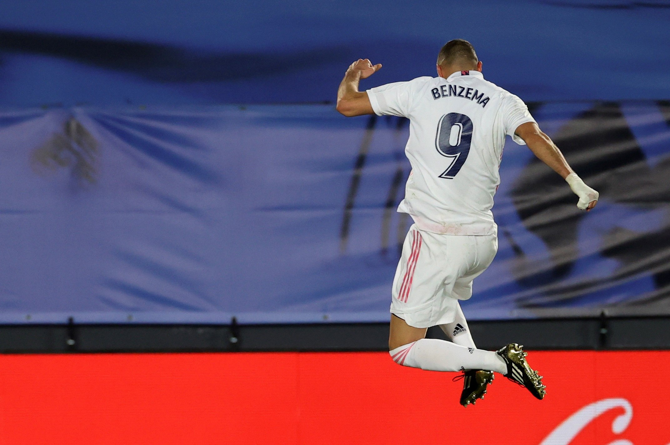 El delantero francés del Real Madrid, Karim Benzema, celebra el tercer gol -doblete- del equipo blanco. Sigue en racha positiva el francés. Foto Prensa Libre: EFE.
