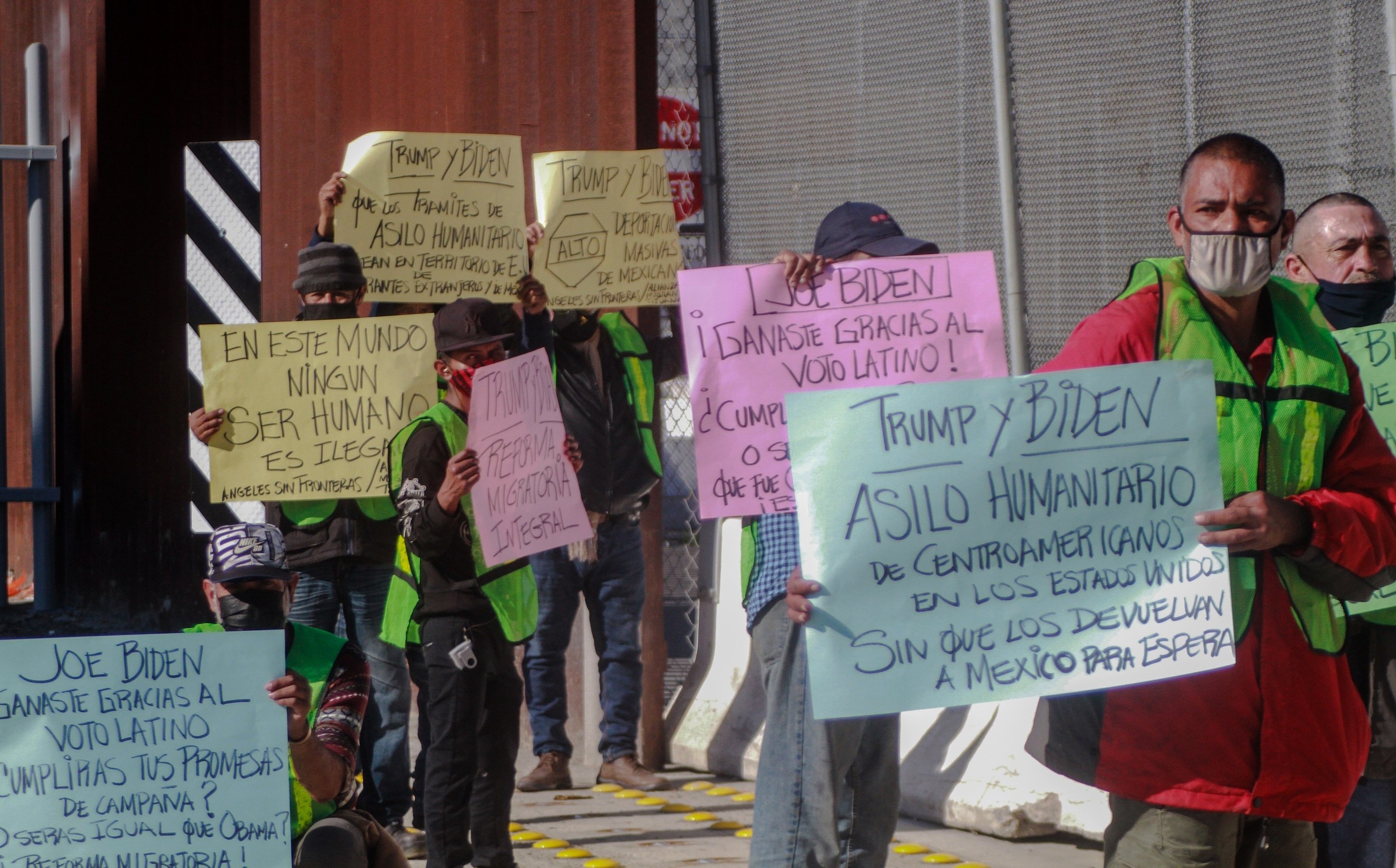 Grupos de migrantes varados en la frontera mexicana manifiestan frente al acceso vehicular de la Garita Internacional de San Ysidro, California, donde comenzó el registro de solicitantes de asilo. (Foto Prensa Libre: EFE)