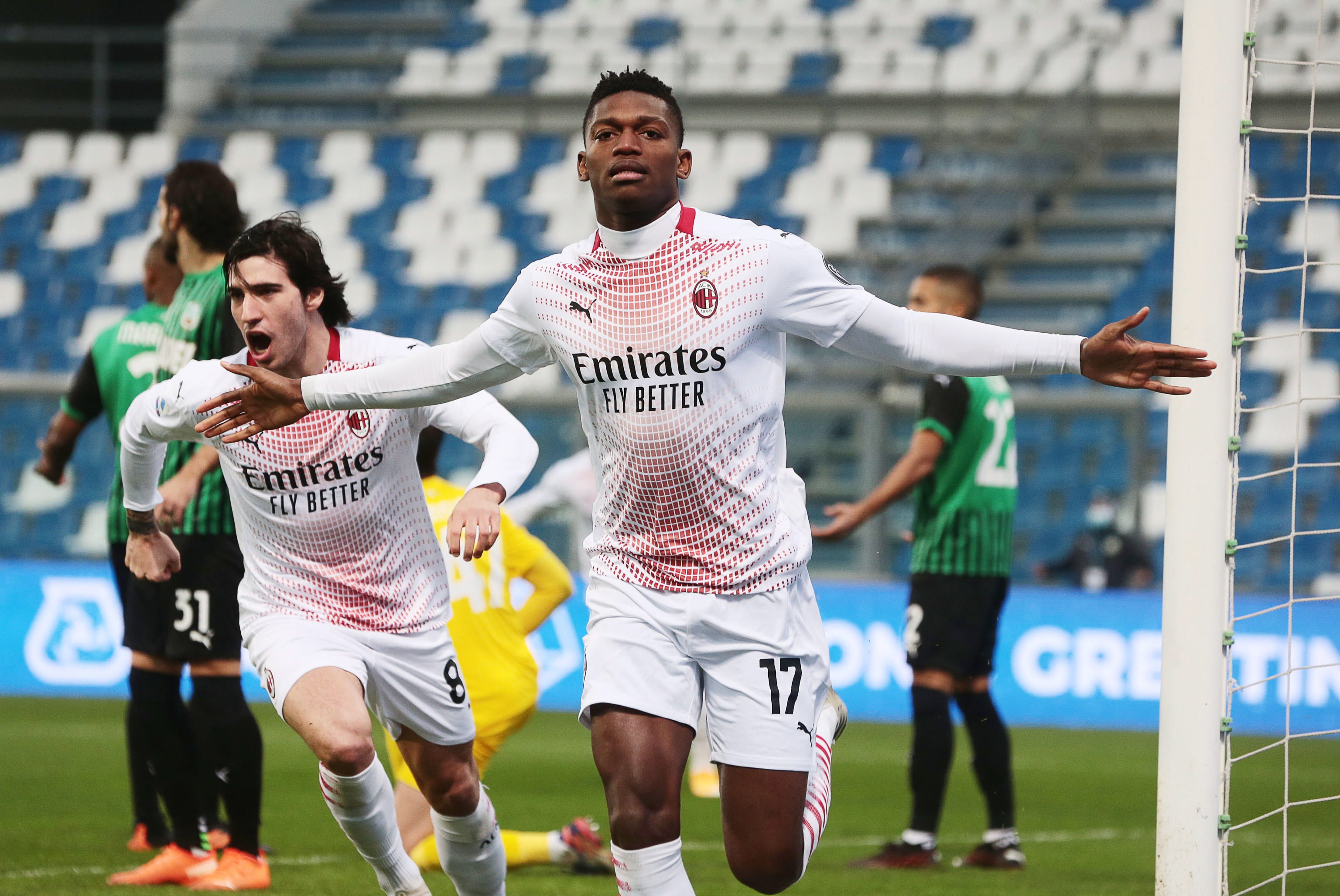 Rafael Leao, quien alineó como titular para el AC Milan debido a la baja de Zlatan Ibrahimovic, anotó el gol más rápido en la historia del fútbol de Italia, en tan solo seis segundos. (Foto Prensa Libre: EFE)
