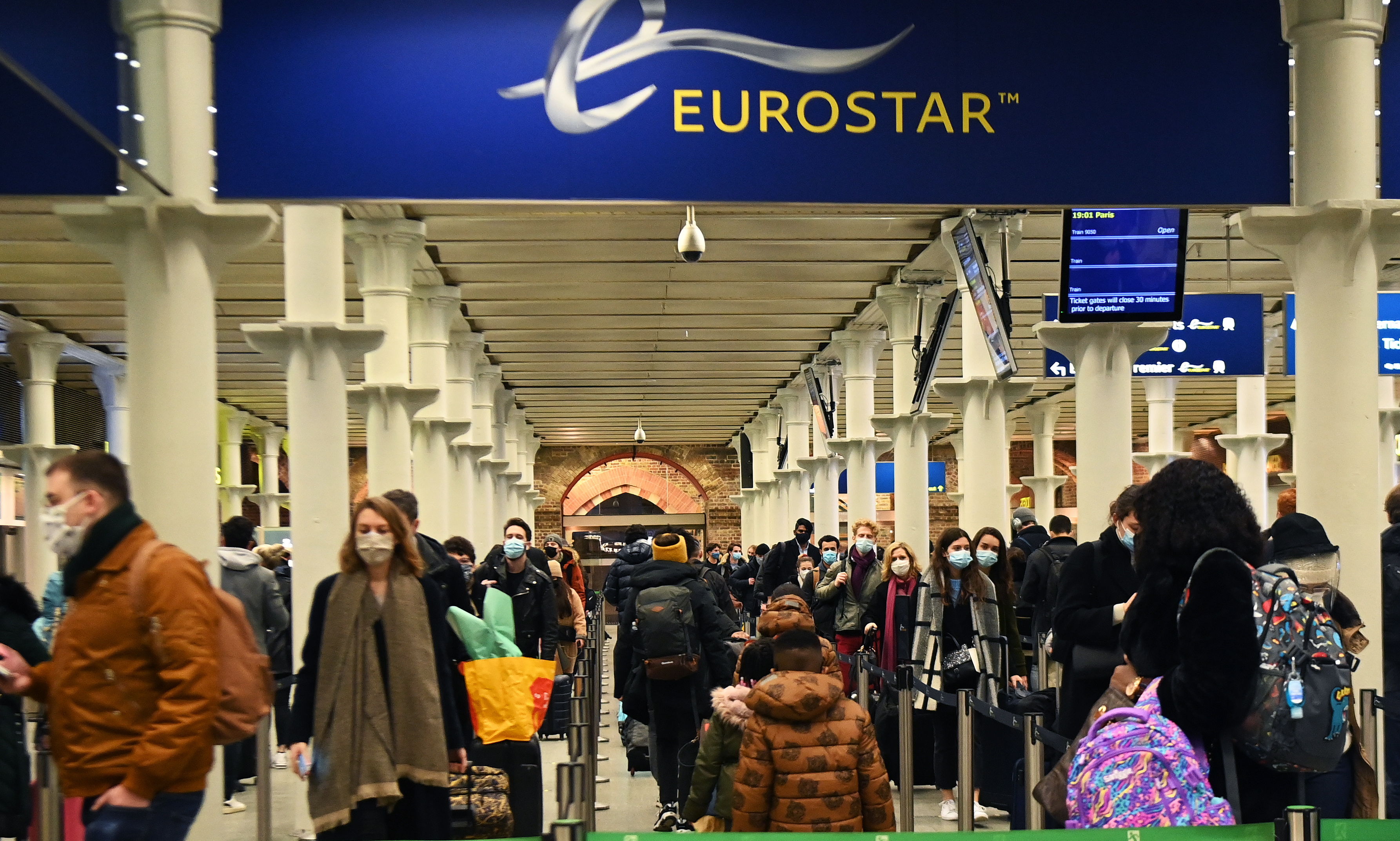Viajeros en la estación de tren Kings Cross St. Pancras hacen cola para abordar trenes a París en Londres. (Foto Prensa Libre: EFE)