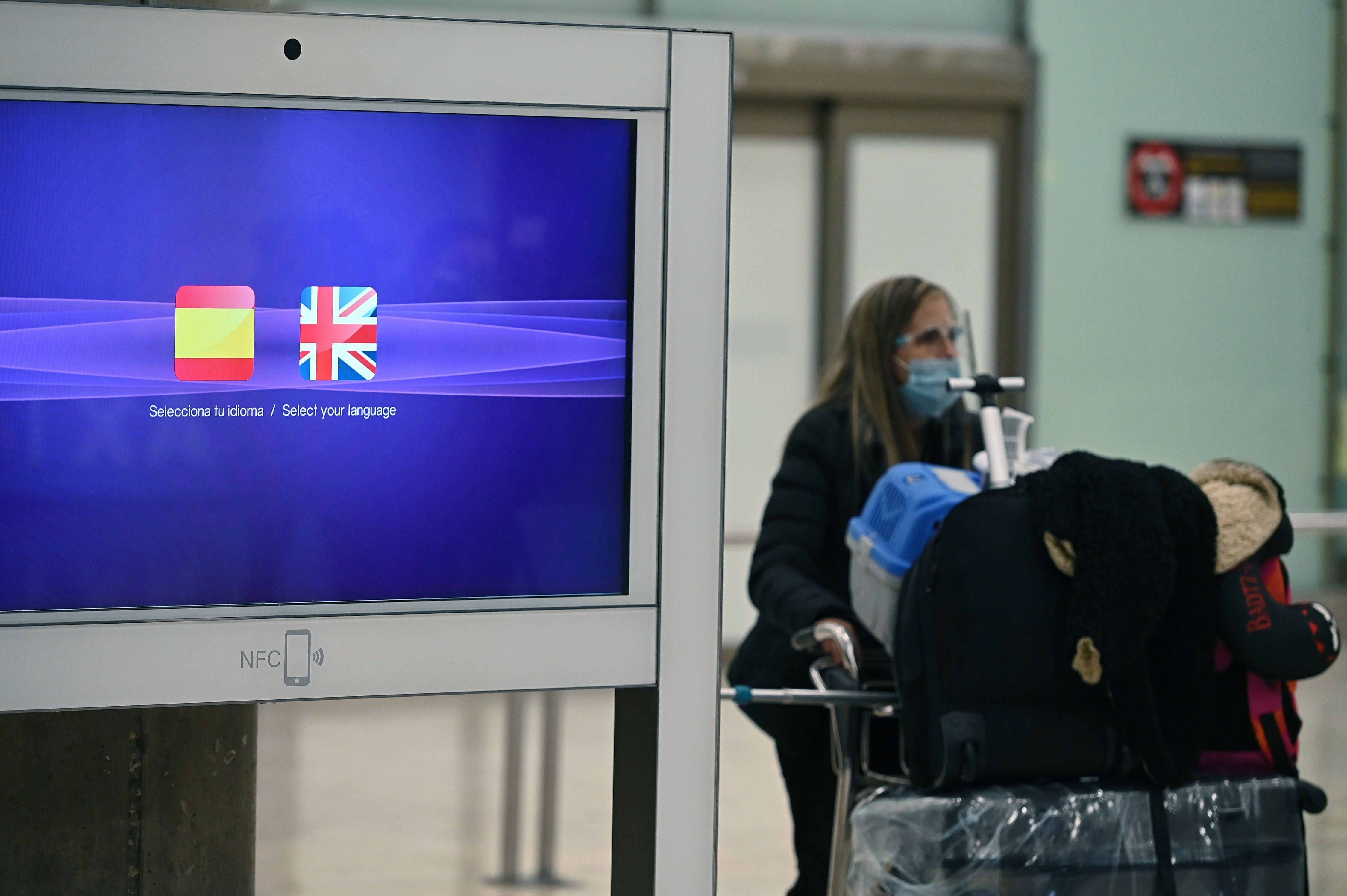 El Gobierno español anunció que reforzará el control de verificación de pruebas PCR a los viajeros procedentes del Reino Unido. (Foto Prensa Libre: EFE)