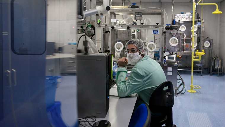 Empleados en el laboratorio de BSP Pharmaceuticals en donde se producen 100 mil 000 dosis por mes de Bamlanivimab Lilly, producido en Italia por  la farmacéutica Lilly para luchar contra el coronavirus. (Foto Prensa Libre: HemerotecaPL)