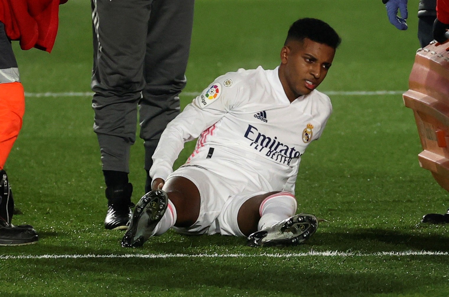 El delantero brasileño del Real Madrid Rodrygo Silva se lesionó durante el partido contra el Granada. Foto Prensa Libre: EFE.