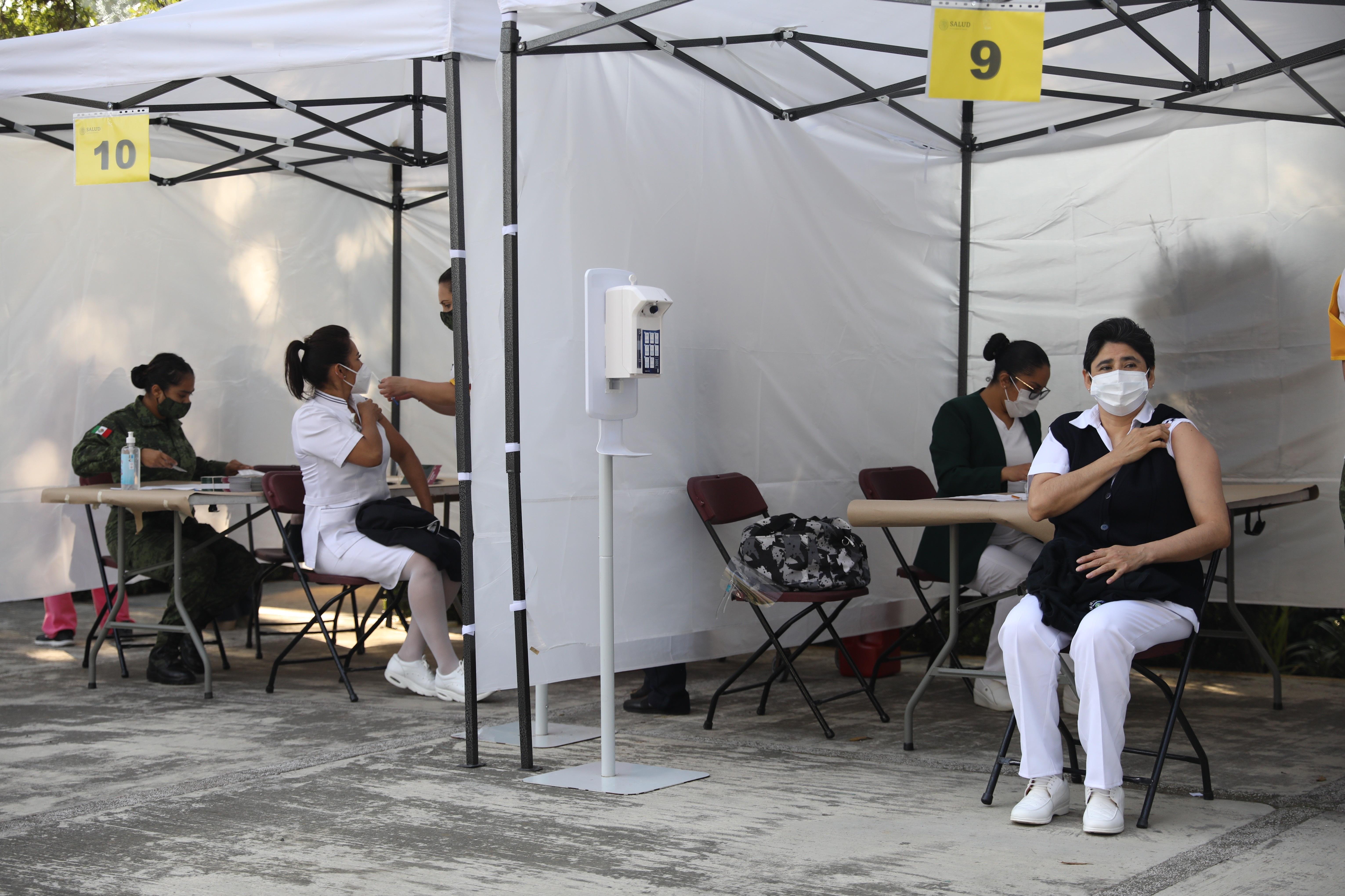 México recibió el 23 de diciembre el primer lote de vacunas contra el coronavirus, este 24 de diciembre empezó a aplicarlas. (Foto Prensa Libre: EFE)