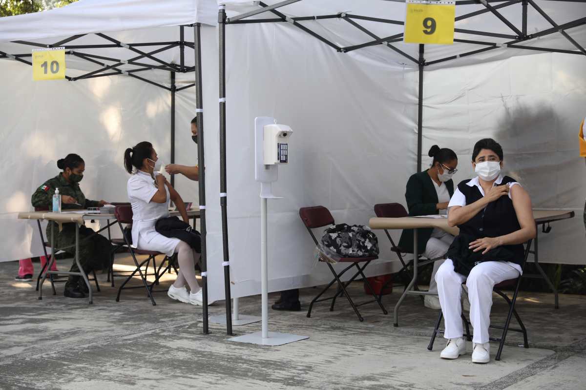 Médicos mexicanos en la fila para vacunarse: “Es una lluvia de emociones”