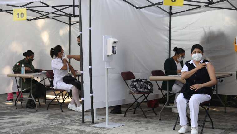 México recibió el 23 de diciembre del primer lote de vacunas contra el coronavirus, este 24 de diciembre empezó a aplicarlas. (Foto, Prensa Libre: Efe).