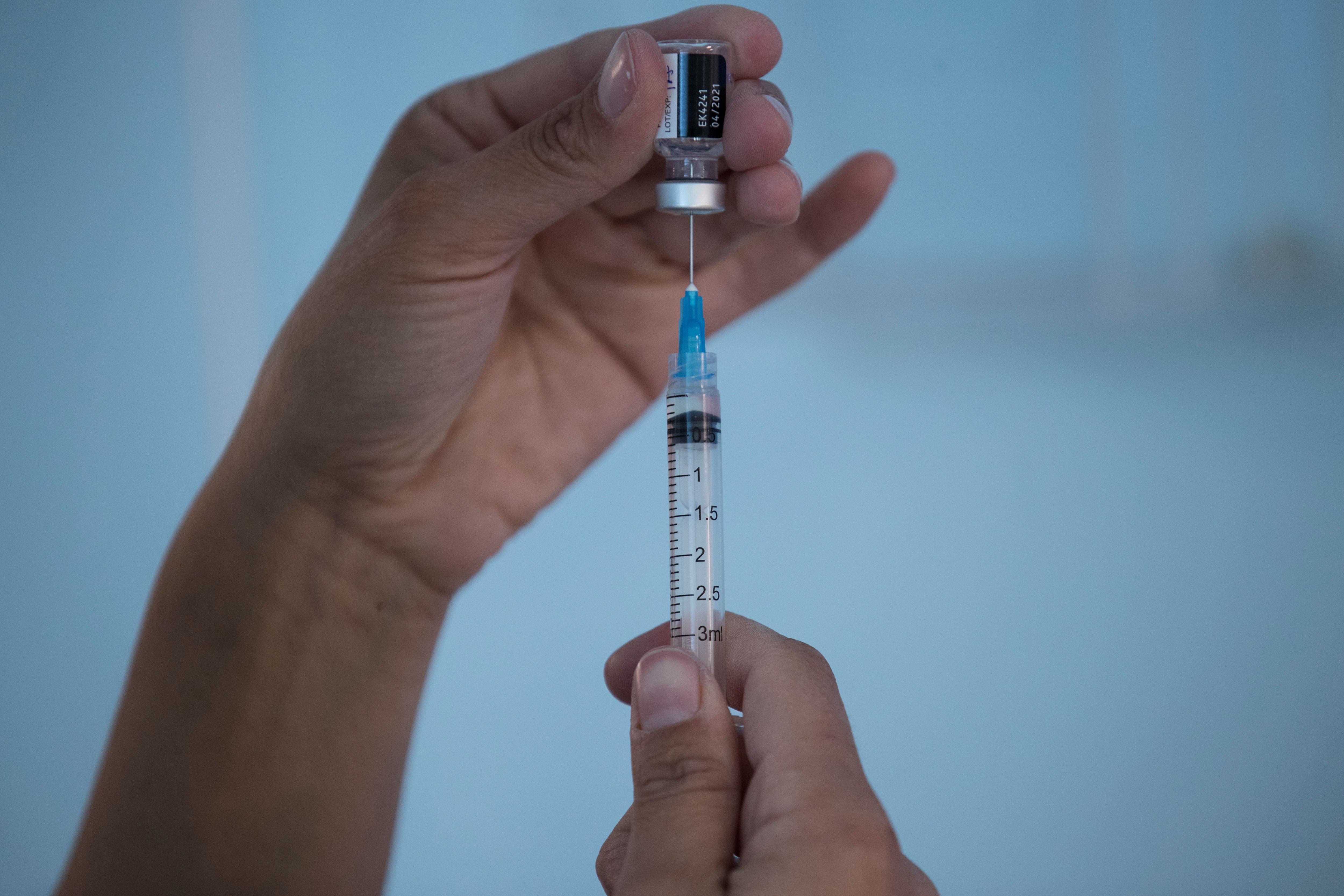 México se convirtió el pasado jueves en el primer país latinoamericano en suministrar la vacuna de Pfizer. (Foto Prensa Libre: EFE) 