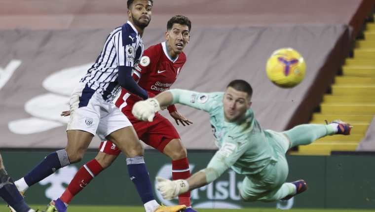 Firmino, del Liverpool, en una jugada ante el West Bromwich. El encuentro terminó empatado 1-1. (Foto Prensa Libre: EFE)