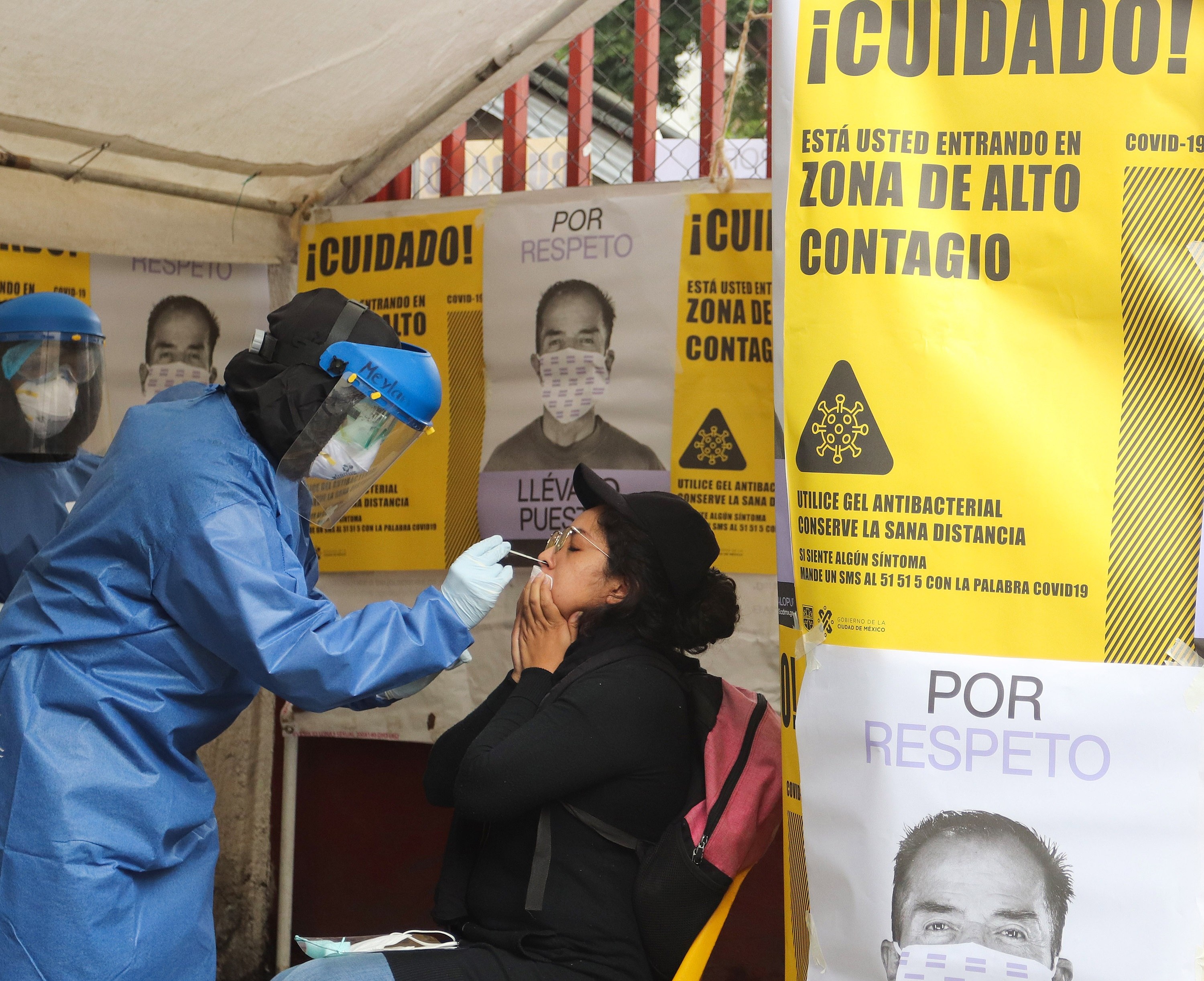 Quiosco, instalado en Ciudad de México, para detectar coronavirus. (Foto Prensa Libre: EFE)