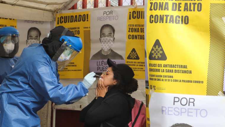 Quiosco, instalado en Ciudad de México, para detectar coronavirus. (Foto Prensa Libre: EFE). 