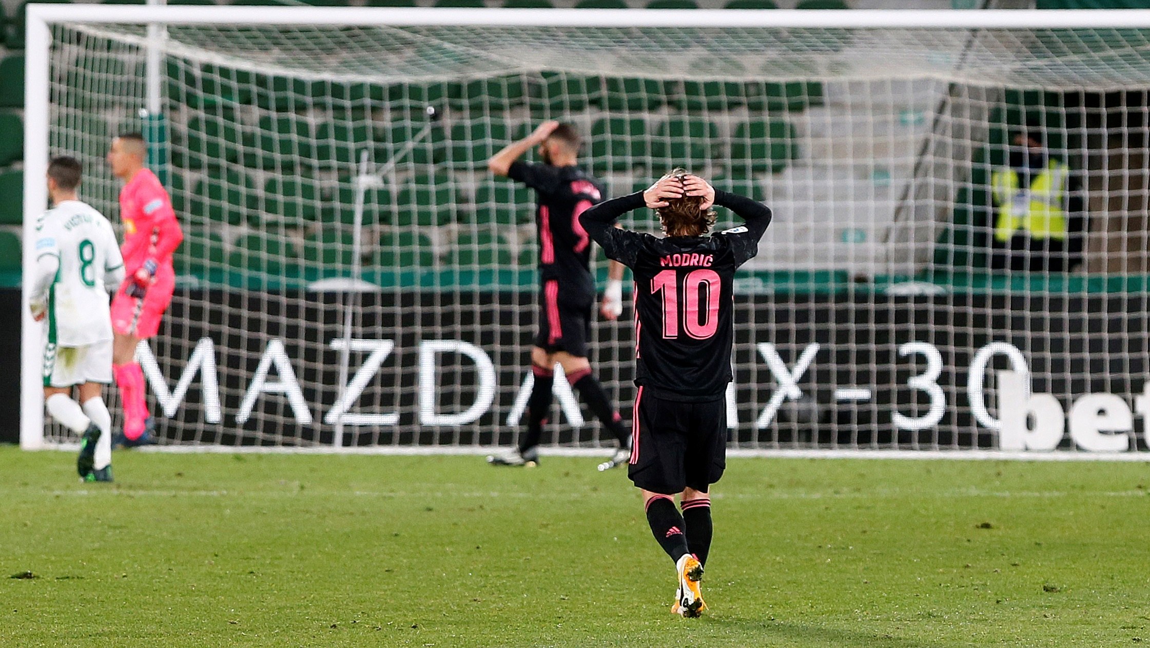 El centrocampista croata del Real Madrid, Luka Modric, se lamenta de una ocasión fallada por el equipo madridista durante el encuentro correspondiente a la decimosexta jornada de primera división. (Foto Prensa Libre: EFE)
