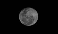 AME7187. CIUDAD DE PANAMÁ (PANAMÁ), 30/12/2020.- Fotografía que muestra la luna llena, conocida como "Luna fría" y último fenómeno astrónomico que se registrará en el 2020 hoy, en Ciudad de Panamá (Panamá). EFE/ Bienvenido Velasco