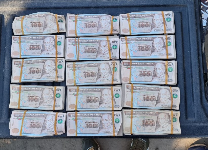 Los aprehendidos fueron descubiertos por la PNC cuando recogían un paquete con Q150 mil. (Foto Prensa Libre: PNC)