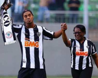Ronaldinho pide oraciones por su madre que está hospitalizada por covid-19 en Porto Alegre