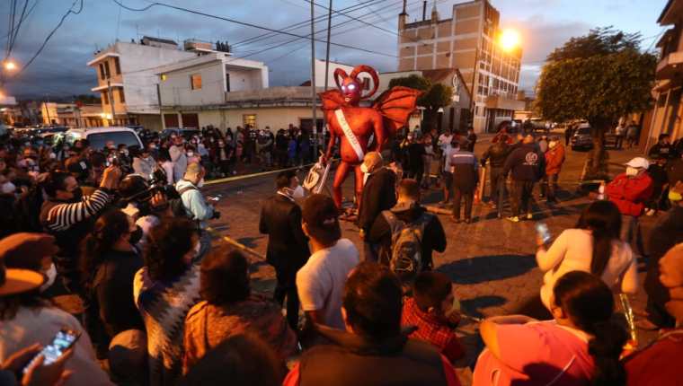 Vecinos de la zona 5 participan en la quema del diablo. (Foto Prensa Libre: Érick Ávila)