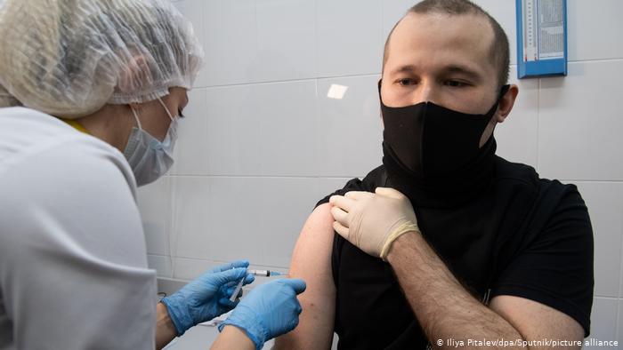 Rusia comenzó a vacunar a trabajadores de alto riesgo, a pesar de que no se han completado los ensayos clínicos. (Foto Prensa Libre: Picture-Alliance)