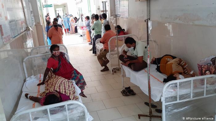 El hospital de Eluru en el estado de Andhra Pradesh, abarrotado de pacientes. (Foto Prensa Libre: Picture-Alliance)