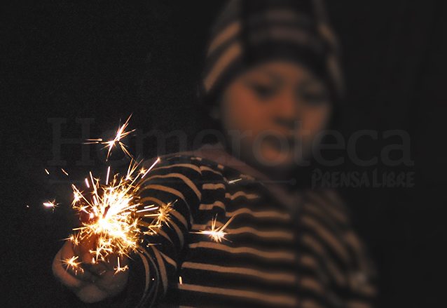 Expertos recomiendan cuidar, especialmente a los niños, mientras queman pirotecnia. (Foto: Hemeroteca PL)
