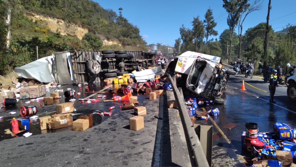 Tres camiones chocaron en el km 46.5 de la ruta Interamericana, Sumpango Sacatepéquez. (Foto Prensa Libre: Víctor Chamalé)