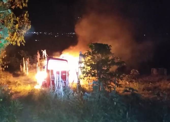 Tuctuc quemados en el ingreso de San Juan la Laguna. (Foto: cortesía)