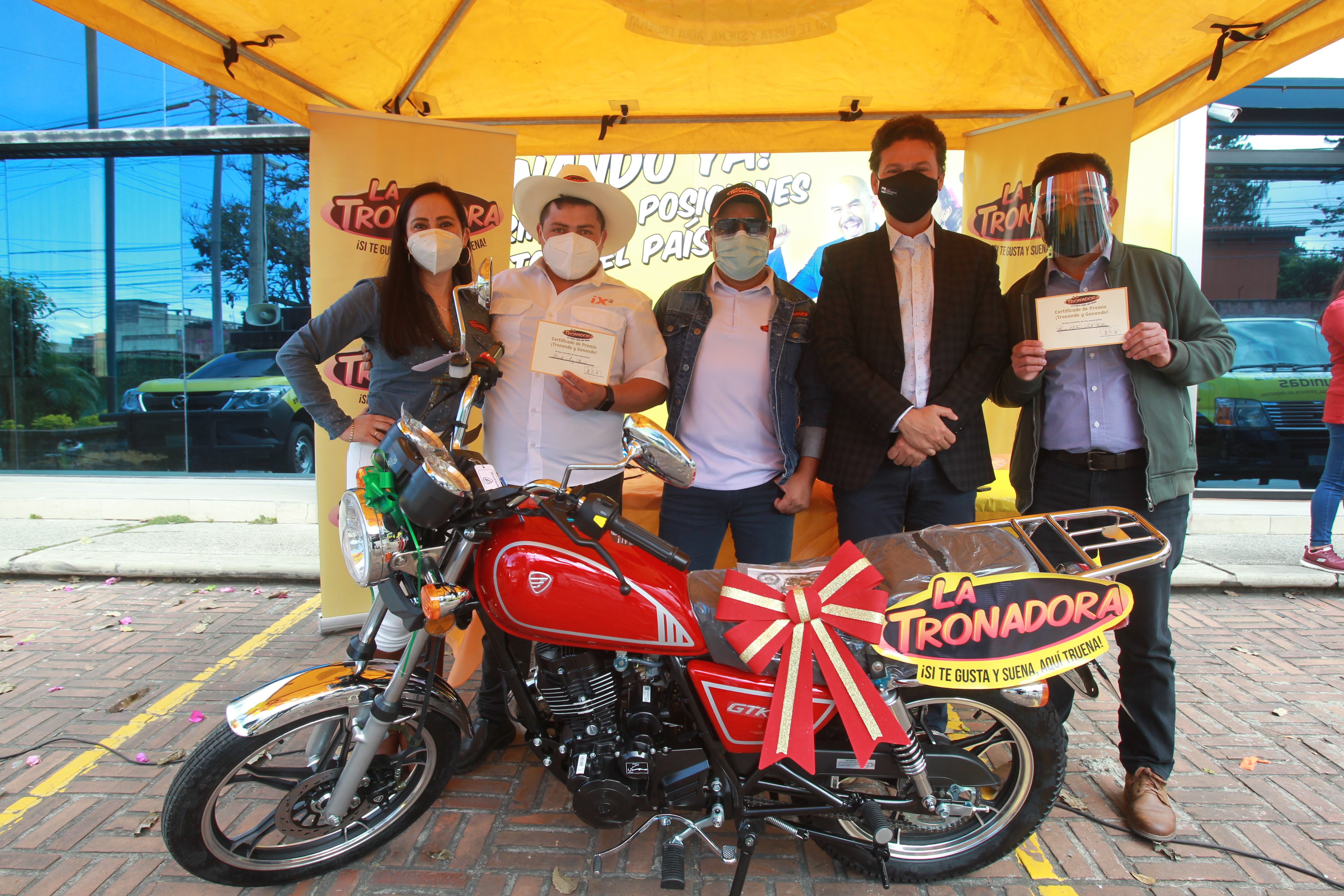 Se realizó la primera entrega de los dos ganadores de las motocicletas Italika. (Foto Prensa Libre: Norvin Mendoza)