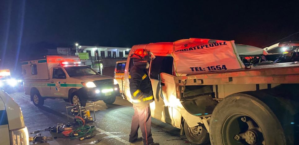 Lugar del accidente en el kilómetro 50 de la ruta Interamericana. (Foto Prensa Libre: Bomberos Municipales Departamentales)