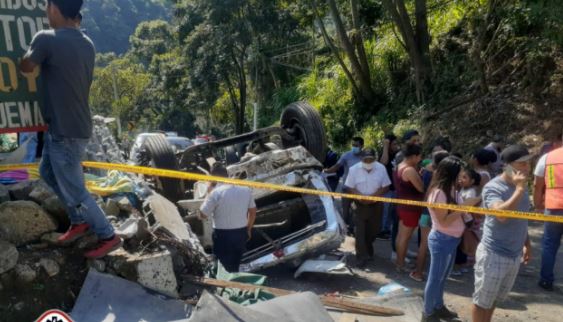 Lugar del accidente en la ruta entre San Marcos y Malacatán. (Foto Prensa Libre: Bomberos Municipales Departamentales)  