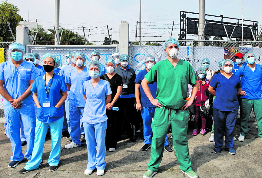 “Es vocación”: las confesiones de los médicos que trabajan en Nochebuena y Navidad para los guatemaltecos