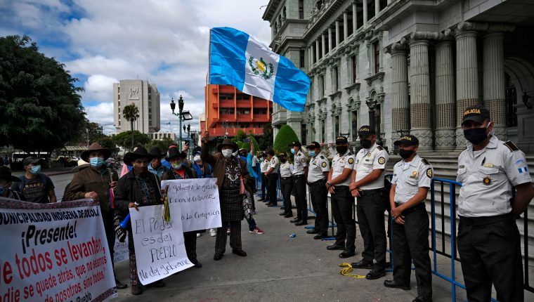 Las protestas exigirán la renuncia del presidente y los diputados. (Foto Prensa Libre: AFP)