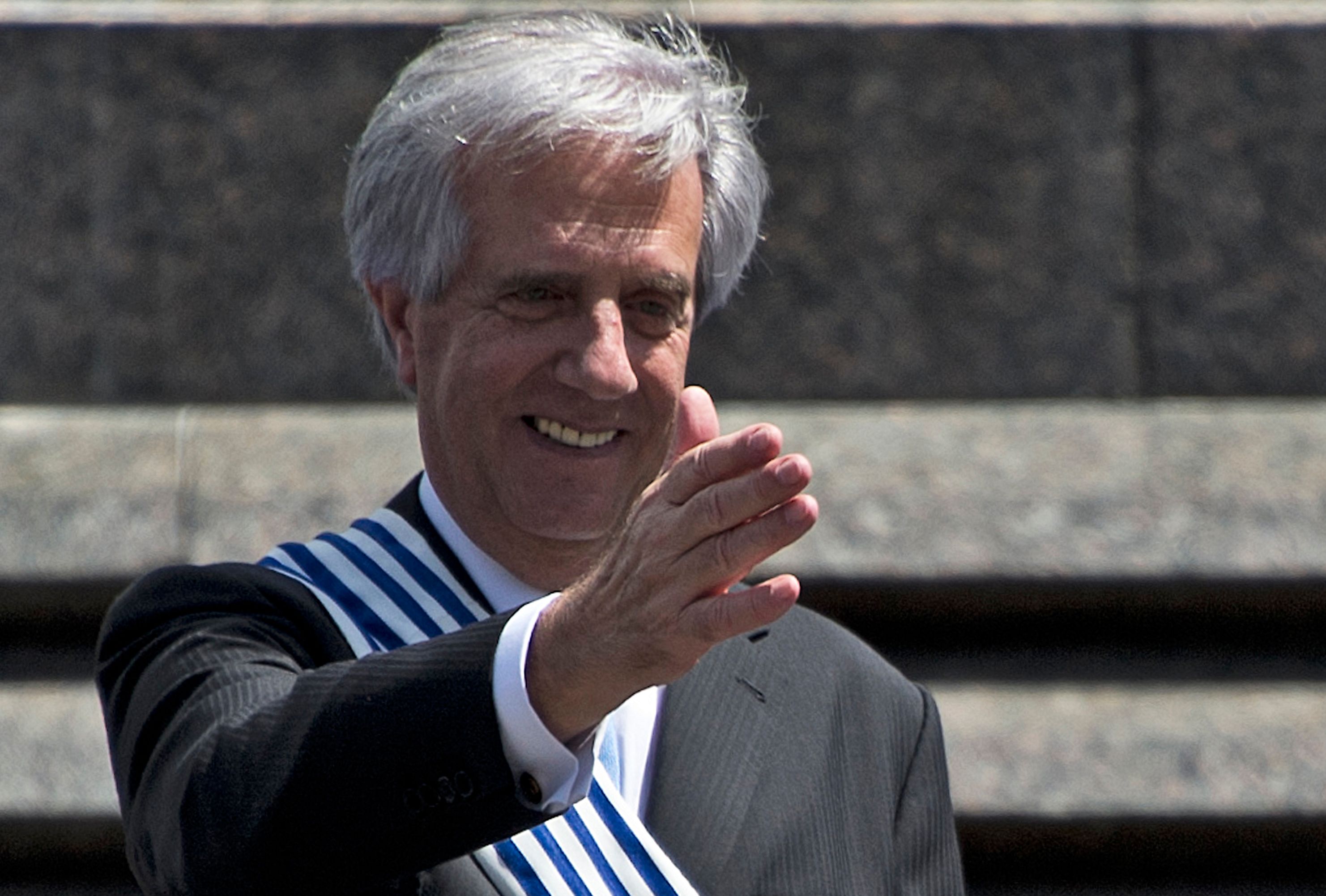 (FILES) In this file photo taken on March 01, 2015 Uruguay's new President Tabare Vazquez waves during his inauguration ceremony at Plaza Independencia square in Montevideo. - Left-wing Vazquez, who ruled Uruguay in the 2005-2010 and 2015-2020 periods and was treated for lung cancer in 2019, dies on December 6, 2020. (Photo by Pablo PORCIUNCULA / AFP)