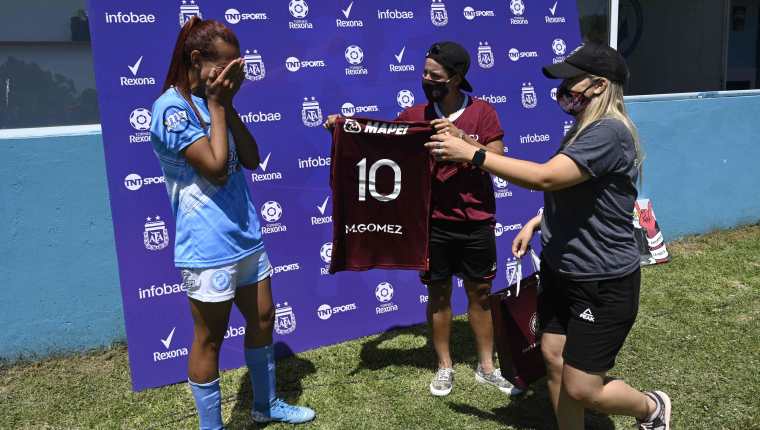 Gómez es la primera futbolista transgénero que juega en la Primera División del Futbol Femenino de Argentina. Foto Prensa Libre: AFP.