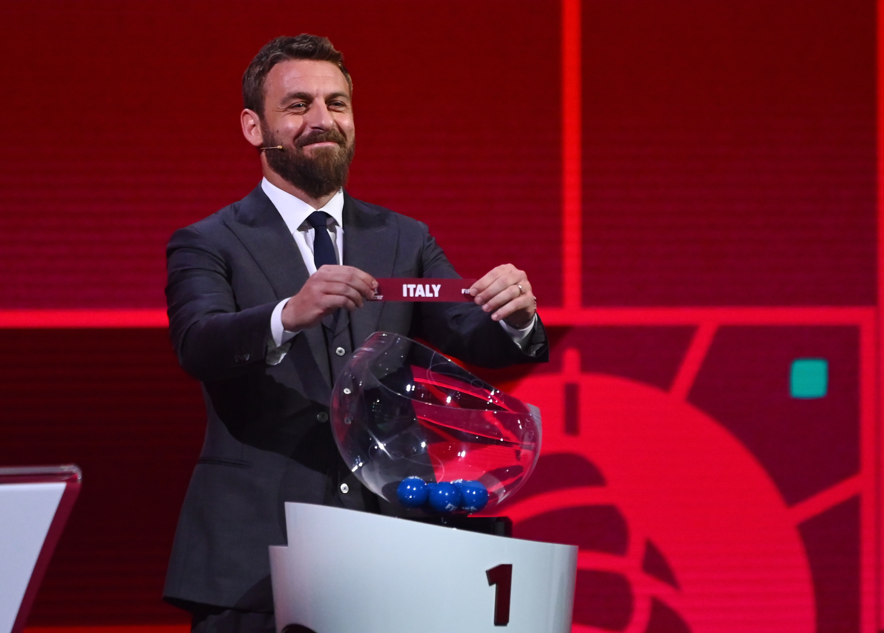 Daniele De Rossi sostiene el nombre de Italia durante el sorteo de la ronda de clasificación para el Mundial de Qatar 2021. Foto Prensa Libre: AFP