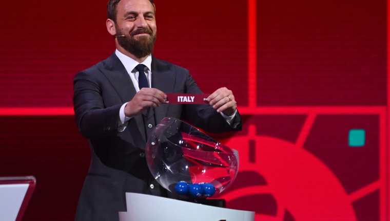 Daniele De Rossi sostiene el nombre de Italia durante el sorteo de la ronda de clasificación para el Mundial de Qatar 2021. Foto Prensa Libre: AFP