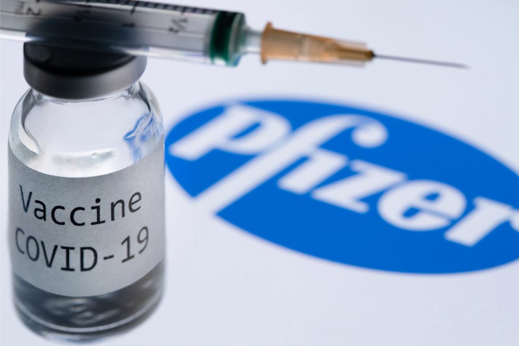 EE. UU. tendrá que esperar hasta junio del 2021 si quiere más vacunas de Pfizer. (Foto Prensa Libre: AFP)