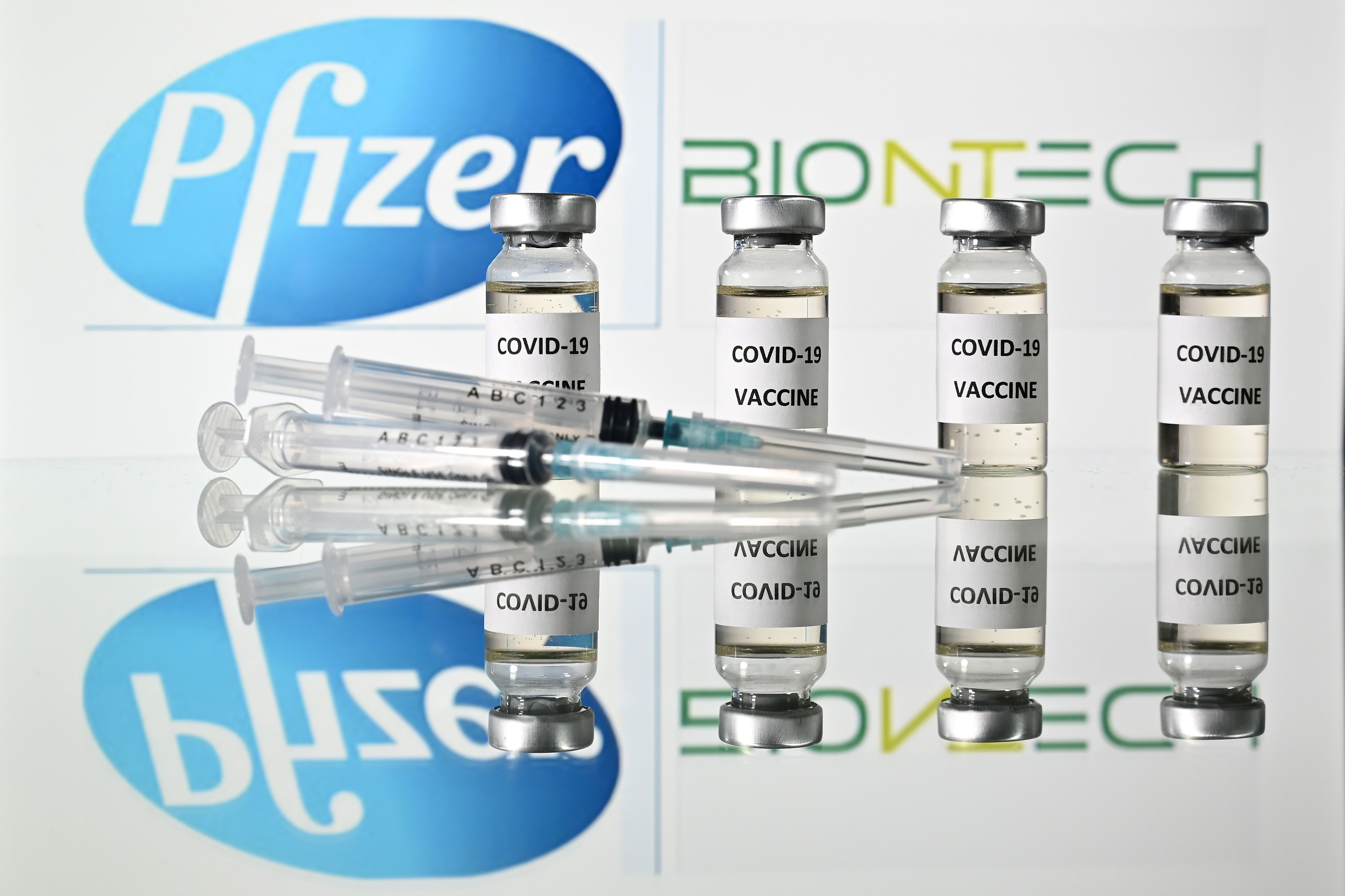 La vacuna contra el coronavirus de Pfizer y BioNTech podría empezar a distribuirse en Estados Unidos. (Foto Prensa Libre: AFP)
