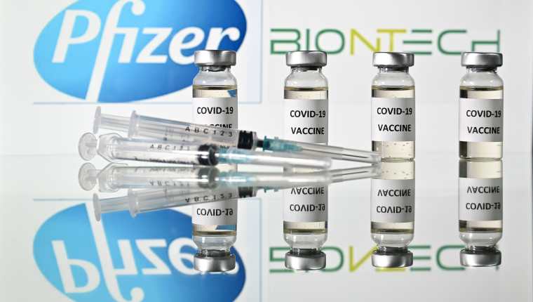 La vacuna contra el coronavirus de Pfizer y BioNTech podría empezar a distribuirse en Estados Unidos. (Foto Prensa Libre: AFP)