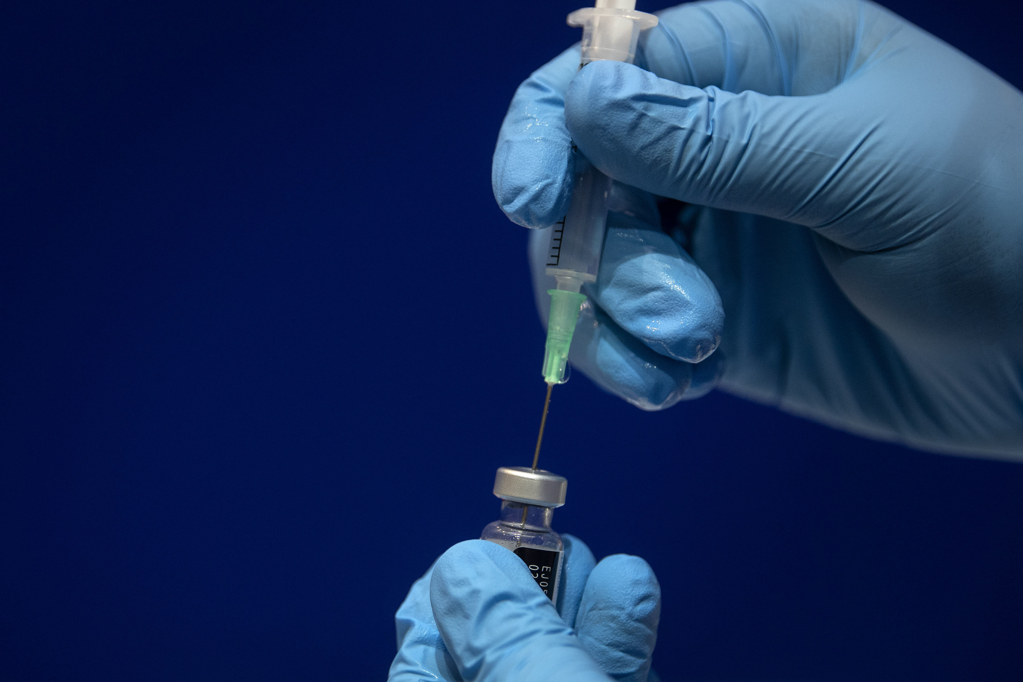 La vacuna de Pfizer es una de las primeras autorizadas en el mundo. (Foto Prensa Libre: AFP)