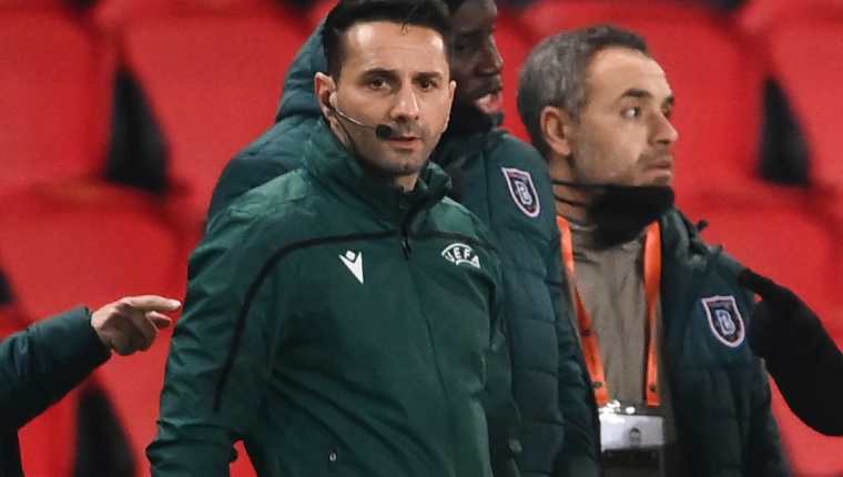 El cuarto árbitro, Sebastian Coltescu, ha sido señalado de llamar negro al asistente técnico del equipo Istanbul. Foto Prensa Libre. AFP.