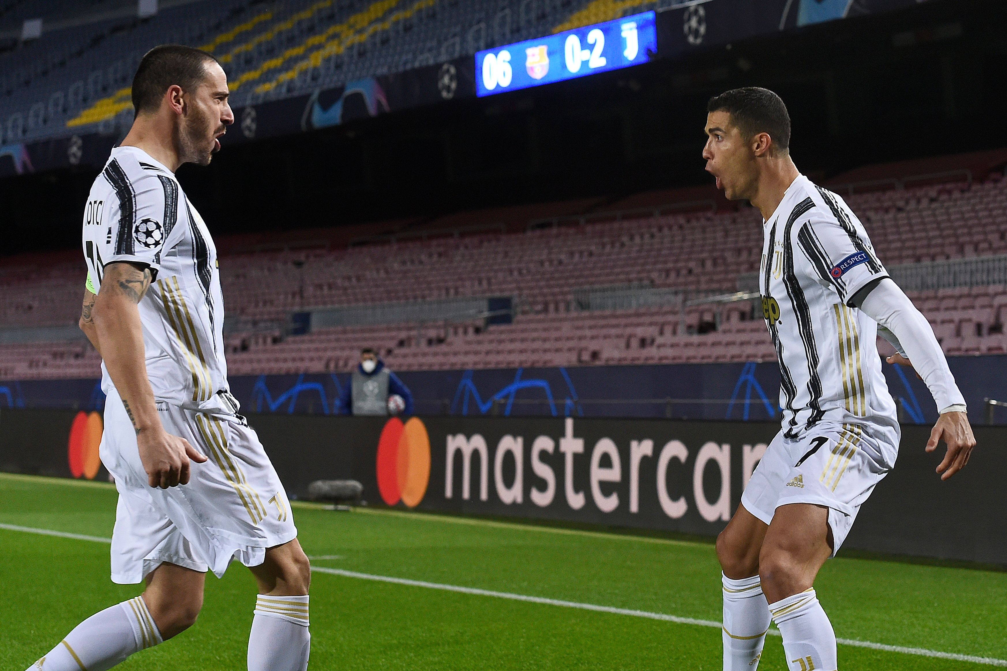 Cristiano Ronaldo celebra uno de los dos goles de penal que marcó con  Leonardo Bonucci. Foto Prensa Libre: AFP.