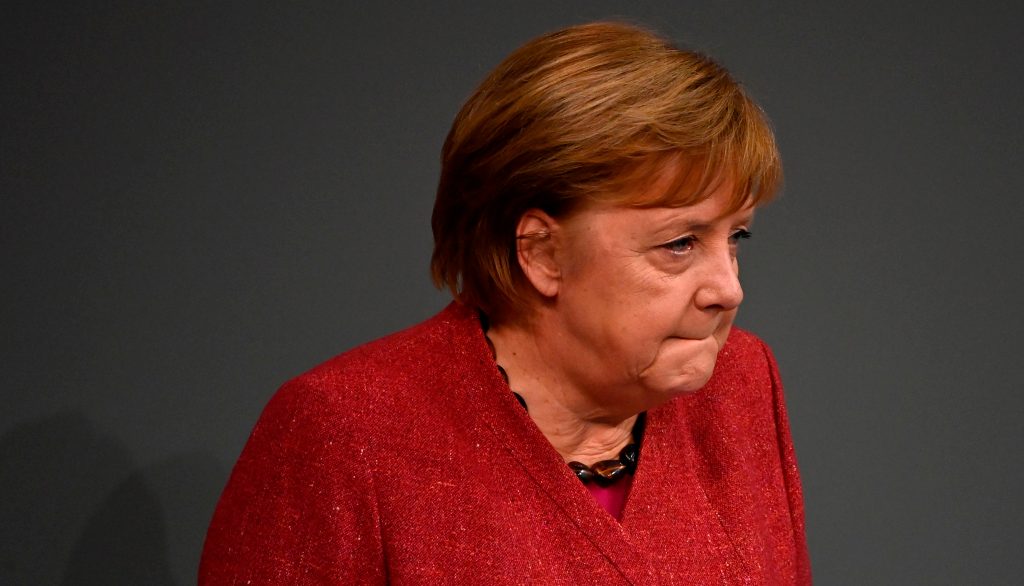 Ángela Merkel gesticula al dar su discurso. (Foto Prensa Libre: AFP)