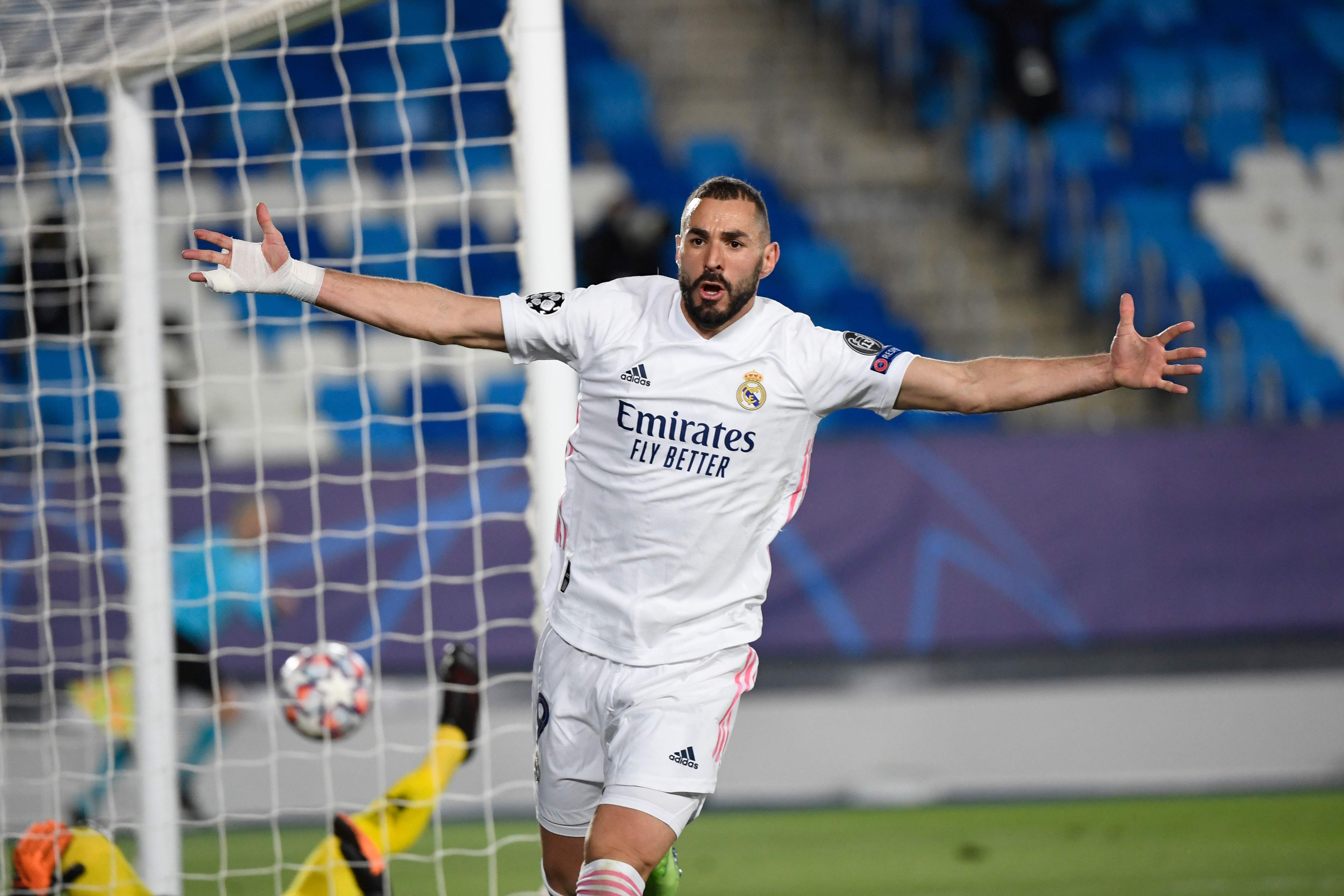 Real Madrid's French forward Karim Benzema celebrates after scoring his second goal during the UEFA Champions League group B football match between Real Madrid and Borussia Moenchengladbach at the Alfredo Di Stefano stadium in Valdebebas, northeast of Madrid, on December 9, 2020. (Photo by PIERRE-PHILIPPE MARCOU / AFP)